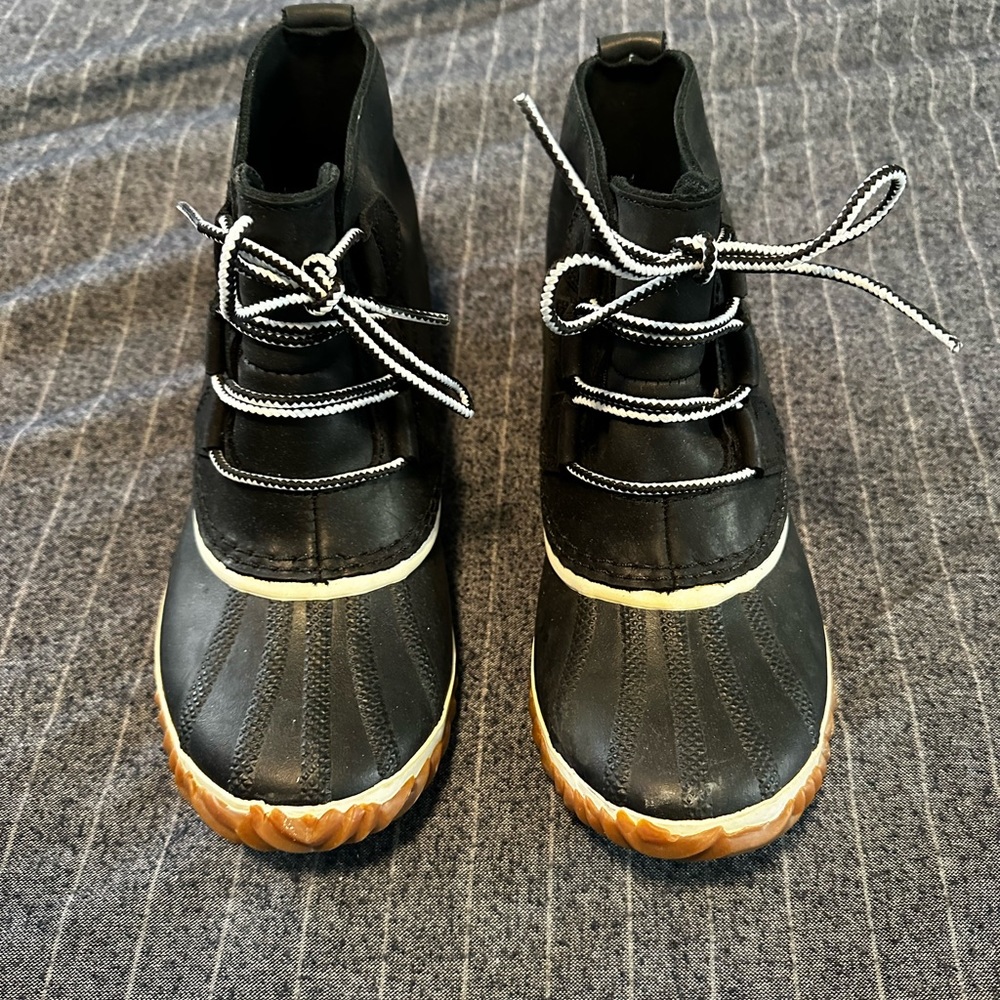 Excellent condition waterproof women’s size 8 Sorel rain boots.